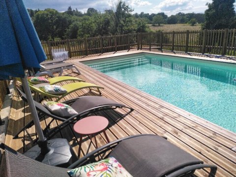 La piscine et ses transats - Le Jardin de Lyno - Location de gîtes ruraux, atypiques et écoresponsables