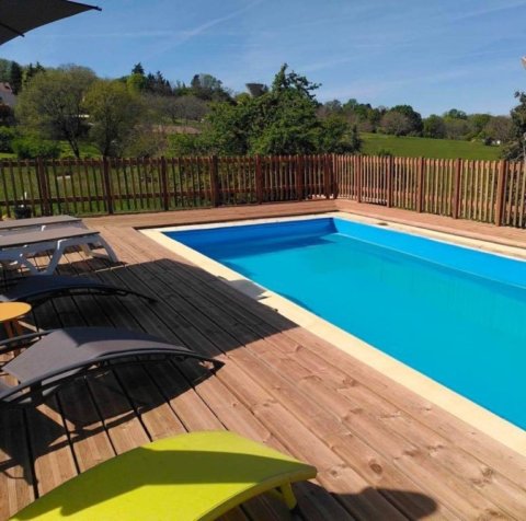 La piscine et sa terrasse bois - Le Jardin de Lyno - Location d'une roulotte à Belvès, à proximité de Sarlat