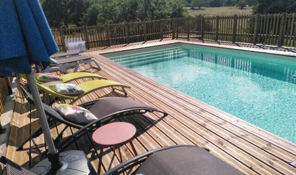 La piscine et ses transats - Le Jardin de Lyno - Location de gîtes ruraux, atypiques et écoresponsables