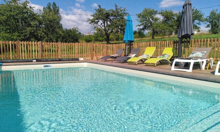 La  piscine côté escalier - Le Jardin de Lyno - Location de gîtes ruraux, atypiques et écoresponsables