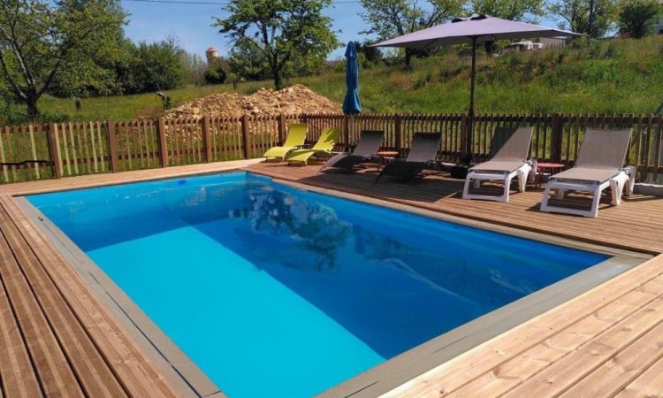 La piscine et sa terrasse bois - Le Jardin de Lyno - Location d'une roulotte à Belvès, à proximité de Sarlat