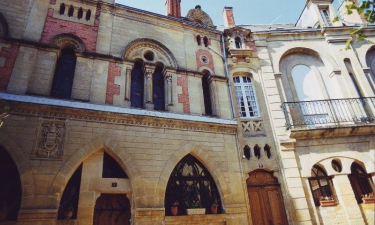 Façades gothiques du village de Belvès - Dordogne - Le Jardin de Lyno - Location de gîtes insolites et éco-responsables